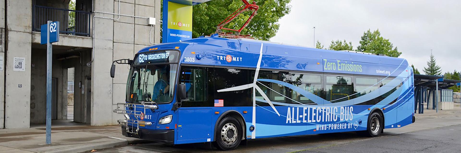 An XE40 battery-electric bus operated by TriMet in Portland, Oregon, connected to a SAE J3105 (OppCharge) overhead recharging station (2019)